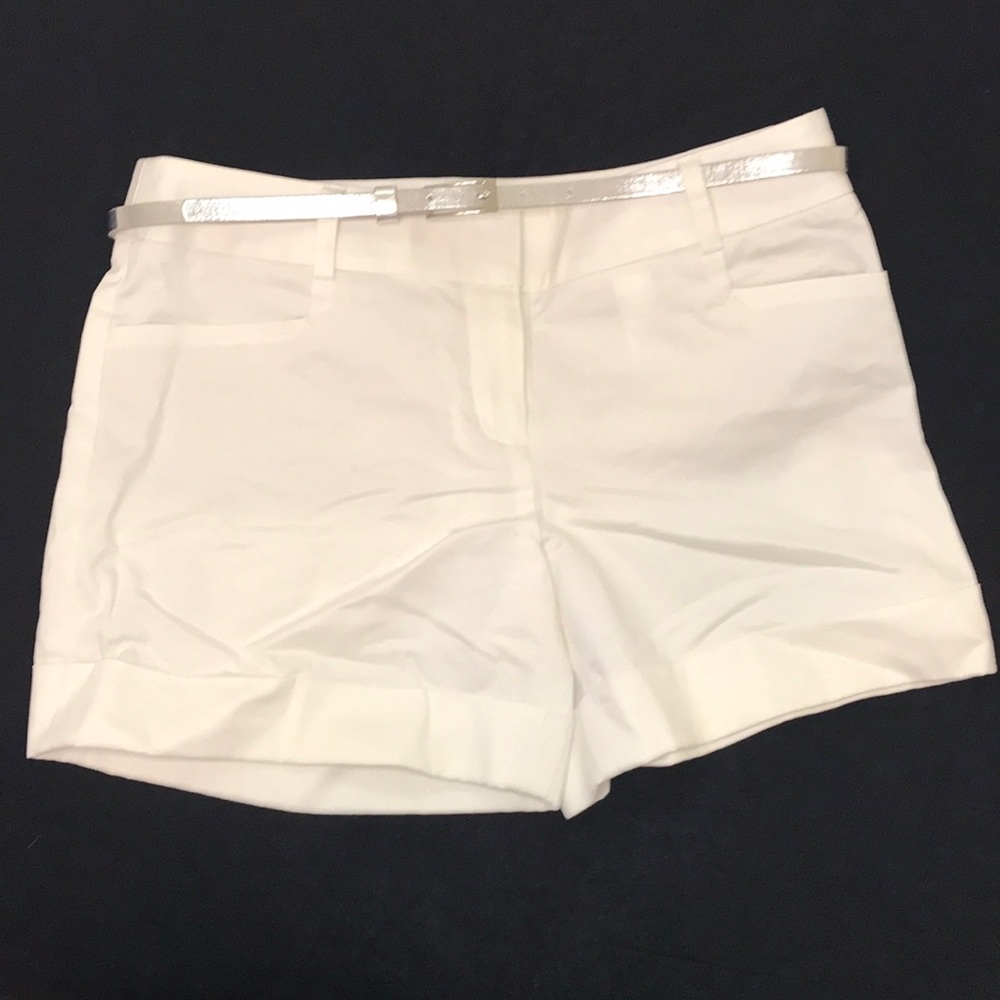 EXPRESS white shorts w/ silver belt size 0 (NWOT)